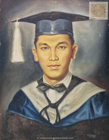 Estudiante filipino en traje de graduación
